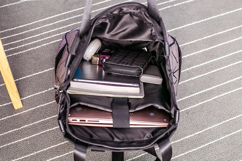Mochila Holográfica Luminosa 15 Polegadas - Geométrica Premium Feminina
