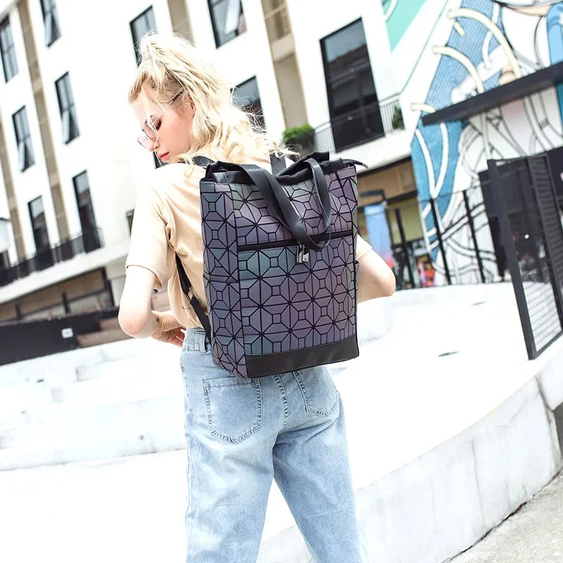 Mochila Holográfica Luminosa 15 Polegadas - Geométrica Premium Feminina