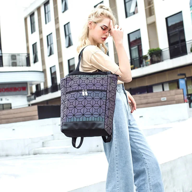 Mochila Holográfica Luminosa 15 Polegadas - Geométrica Premium Feminina